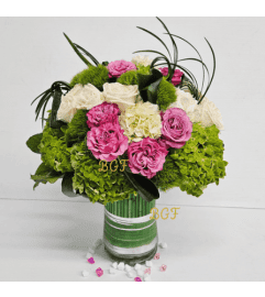 Pave Design Unique. An arrangement by Aventura Blooming Petals.