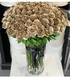 100 GOLD ROSES IN TALL VASE. An arrangement by BellaRosa Gardens.