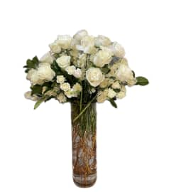 Inti-Small white arrangement. An arrangement by Inti-Raymi Flowers.