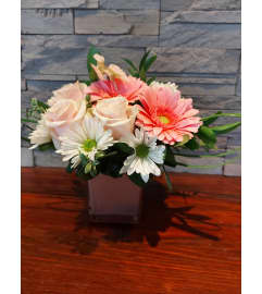 Champagne Chic. An arrangement by Loyalist Flowers.