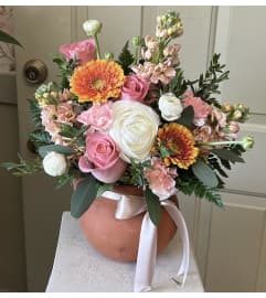 Ollita De Barro Mother's Day. An arrangement by Floreria Aurora.