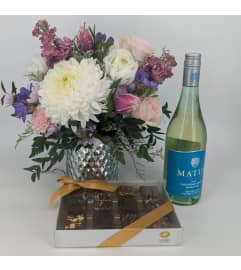 Blumz Gift Set with International White. An arrangement by Blumz Floral Boutique.