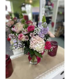 BEAUTIFUL MIXED VASE. An arrangement by Travis Floral Shop.