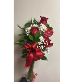 Bud Vase Roses. An arrangement by Floreria Aurora.