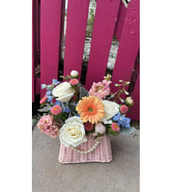 Peach Petal Whispers. An arrangement by Floreria Aurora.