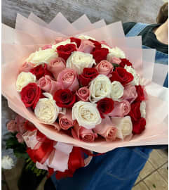 Sweetheart Rose Symphony. An arrangement by Floreria Mexico.