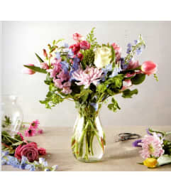 Traditional Spring. An arrangement by Julie's Artistic Rose. Traditional Spring. An arrangement by Julie's Artistic Rose.