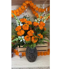 Cempasuchil. An arrangement by Floreria Aurora. Cempasuchil. An arrangement by Floreria Aurora.