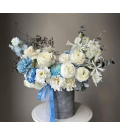 #43 Raya box. An arrangement by Blossy Flowers.