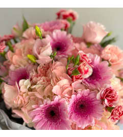 #9 Simply. An arrangement by Blossy Flowers.