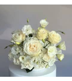 #28 Pure. An arrangement by Blossy Flowers.