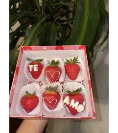 Te Amo berries. An arrangement by Bee Flowers.