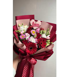 Rosy Embrace Delight. An arrangement by Floreria Aurora. Rosy Embrace Delight. An arrangement by Floreria Aurora.