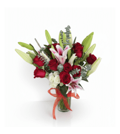 The one (Roses + lilies). An arrangement by La Bolsa Rosa.
