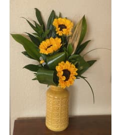 Bee Beautiful. An arrangement by Loyalist Flowers.