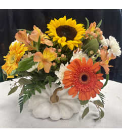 Pumpkin Spice white. An arrangement by Deep Creek Floral.