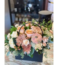 Soft Sunset Bloom Bag. An arrangement by Berlin Flower Shop.
