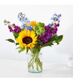 Catching Rays Bouquet. An arrangement by Country Cousins Flower Shop.