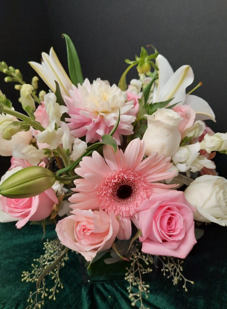 Elegant bridesmaids bouquets in pastel tones