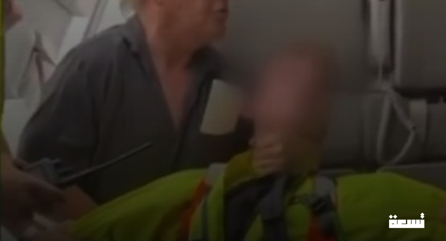 Silahlı bir genç, Melbourne'deki bir ticari uçağa binmeden önce mürettebat tarafından kontrol altına alındı.