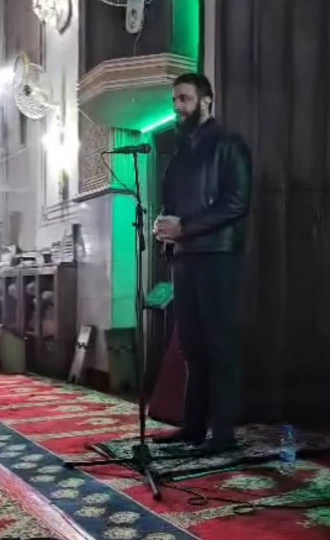 Cumhurbaşkanı Şer'ı, Mezze'deki bir camide sabah namazını kılıyor.