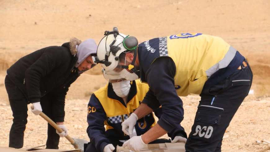 חילוץ עצמות אנשים לא ידועי הזהות ליד יברוד בכפר הסביבה של דמשק.