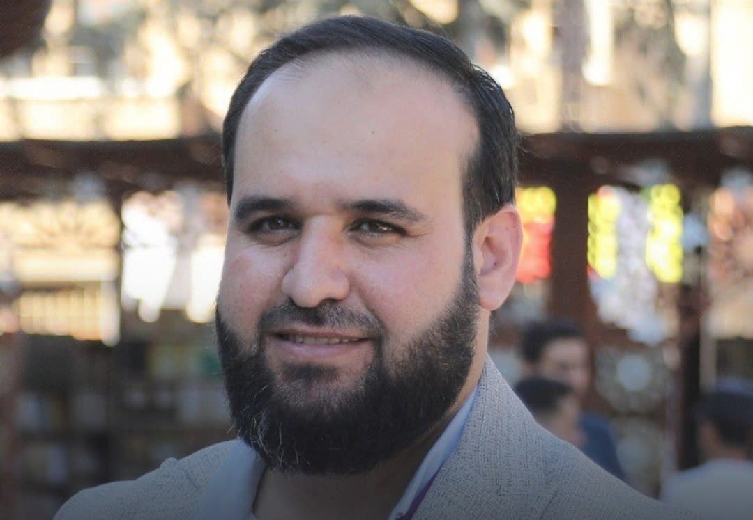 El jefe de la oficina de relaciones en el Ministerio de Información explica la razón del retraso en la transmisión de la televisión oficial siria.