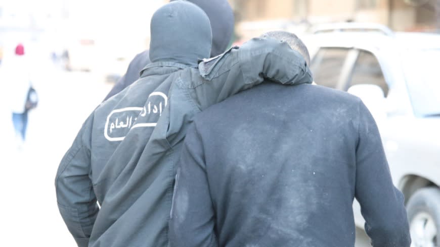 Beschuldigt der Verbrechen und Leichenfledderei... Die Sicherheitskräfte verhaften ein ehemaliges Mitglied der "Nationalen Verteidigung" in Deir ez-Zor.