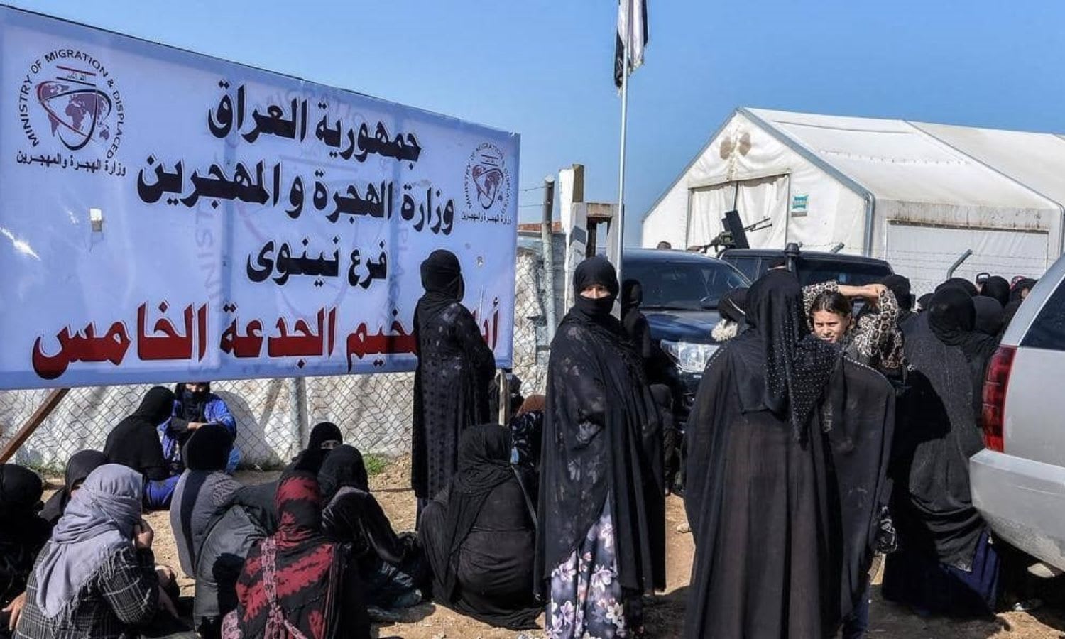 Unos 700 iraquíes abandonan el campamento "Al-Hol" en Siria.