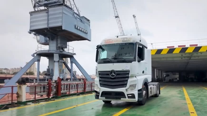 Pour soutenir le secteur des transports et de la logistique... Des engins lourds arrivent au port de Lattaquié.