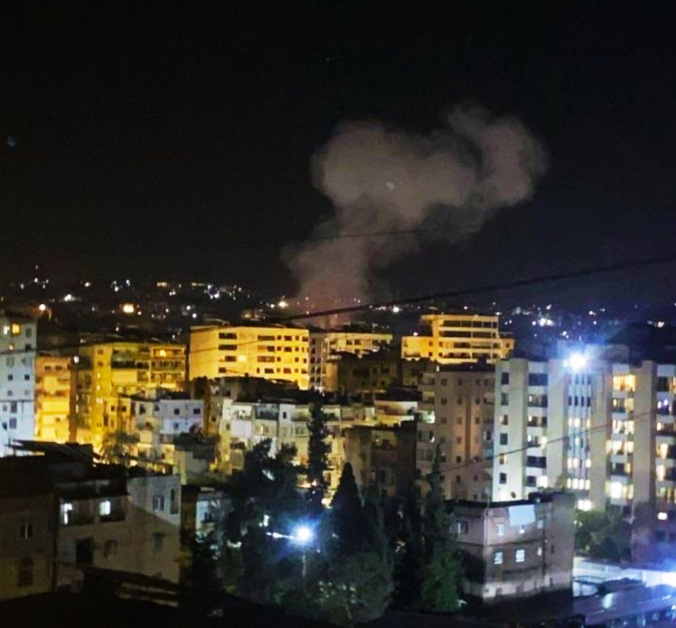 Une frappe israélienne tue un dirigeant du Hamas à Saïda dans un contexte d'escalade croissante.