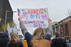 Des manifestations mondiales massives contre les politiques de Trump et Musk sous le slogan "Haut les mains".