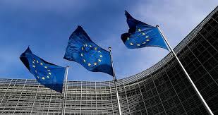 L'Union européenne répond aux tarifs de Trump par des mesures de rétorsion pouvant atteindre 28 milliards de dollars.
