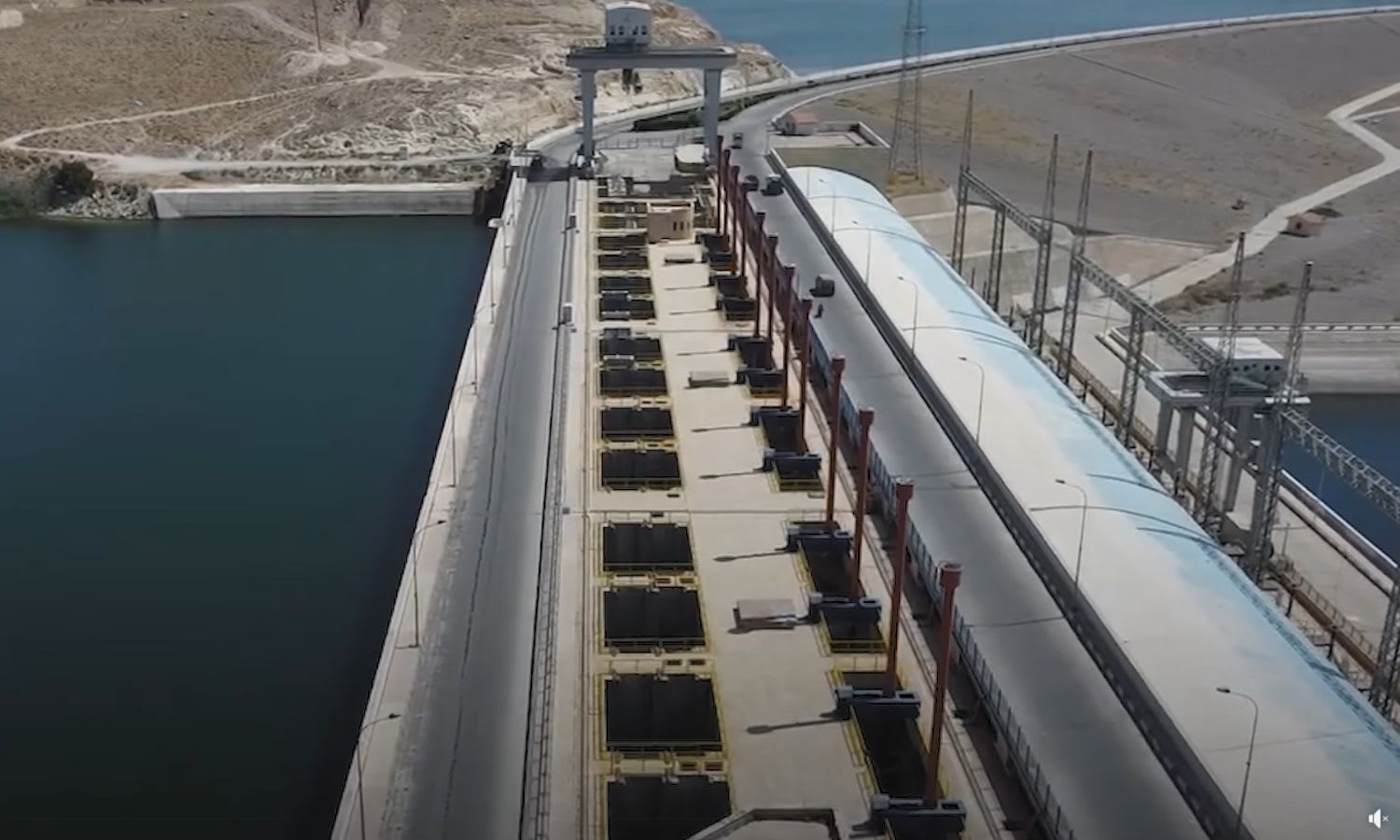 En préparation du retour de ses services et de la production d'électricité, des équipes de maintenance entrent dans le "Barrages de Tichrine" à Alep.