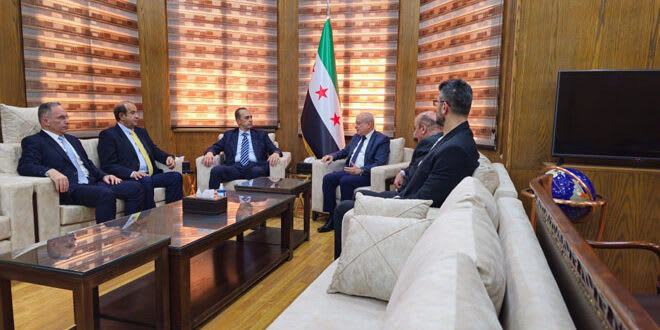 Le ministre des Transports syrien discute des moyens de coopération avec une délégation de l'Union arabe de l'Internet en vue de la transformation numérique.