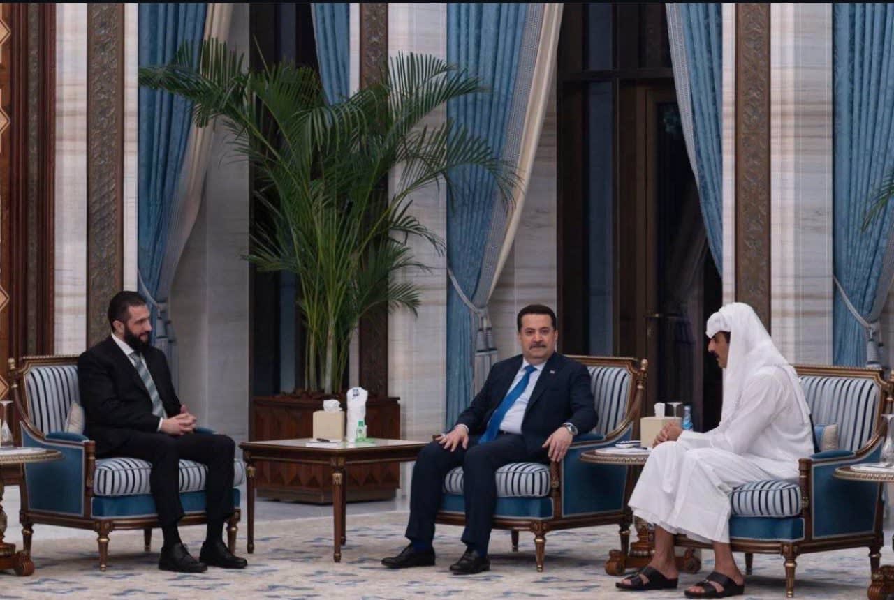 Eine Quelle nahe der irakischen Regierung: "Der Premierminister des Irak hat einen schnellen Besuch in Katar gemacht, bei dem er den Emir von Katar und den syrischen Präsidenten getroffen hat."