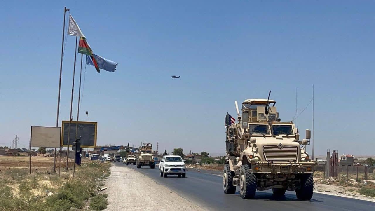 La coalición internacional se retira del campo de gas de Koniko en Deir ez-Zor y se dirige a su base en Shaddadi, al sur de Hasaka.