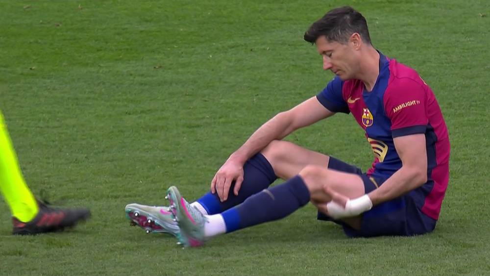 برشلونة يتلقى ضربة موجعة بإصابة نجمه البولندي روبرت ليفاندوفسكي