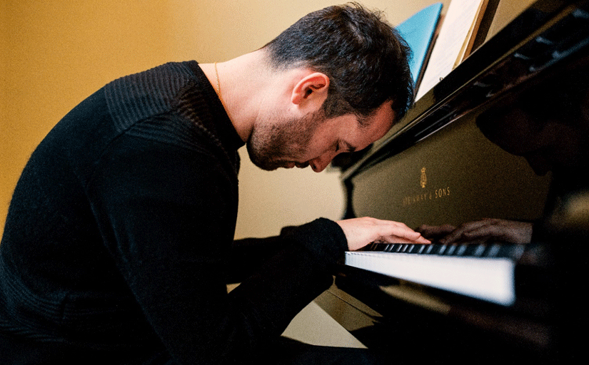 "Igor Levit" défie le temps en jouant une seule pièce pendant 16 heures.