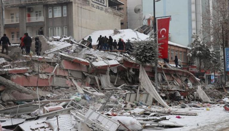 151 personnes blessées à Istanbul après s'être jetées de leurs maisons par peur du séisme.