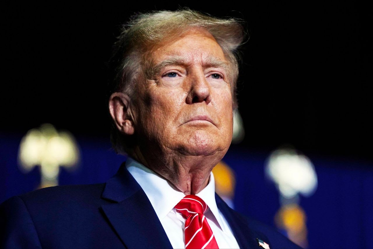 Trump exige que los barcos estadounidenses pasen de forma gratuita a través del Canal de Suez y de Panamá.