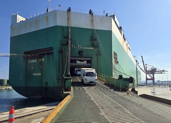 Arrivée d'un navire chargé de 3200 voitures au port de Tartous en provenance de Corée du Sud.