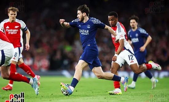 Paris Saint-Germain besiegt Arsenal in London und rückt dem Finale der Champions League näher.