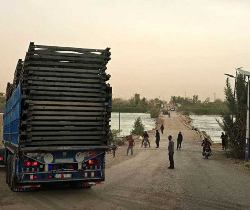 La province de Deir ez-Zor commence à construire une deuxième ouverture de pont métallique du côté opposé de la ville, d'une longueur de 39 mètres.