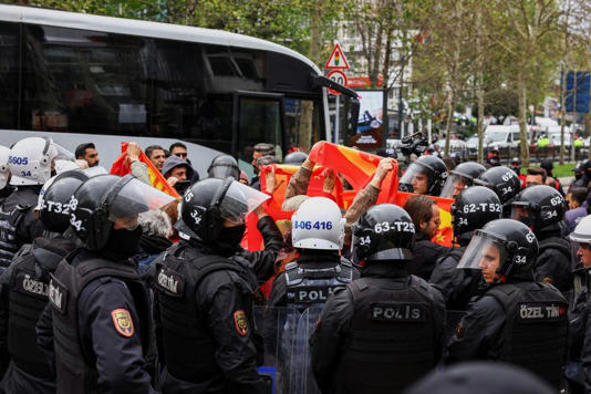 La police turque retient des centaines de personnes lors de manifestations à Istanbul pour la fête du travail.