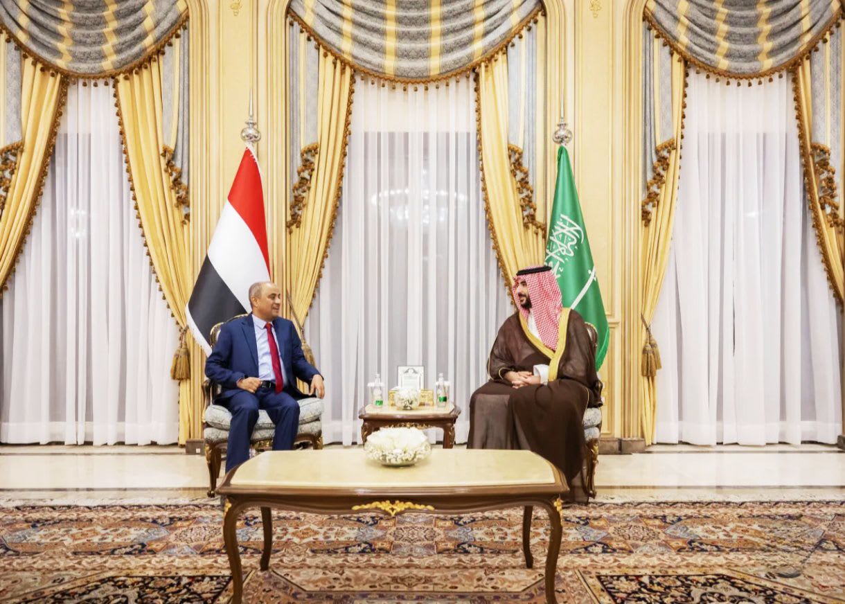 Arabia Saudita confirma su apoyo al gobierno de Yemen en una reunión con el primer ministro yemení.