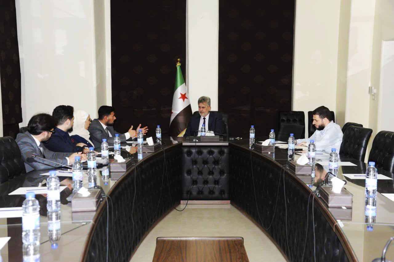 Karam Mustafa se reúne con el subsecretario de Salud, Hussein Al-Khatib, para discutir prometedoras asociaciones médicas juveniles.