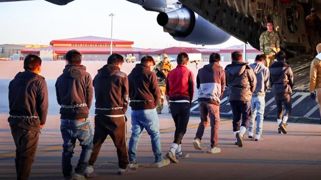 אמריקה מגרשת מהגרים ללוב על ידי מטוס צבאי לראשונה