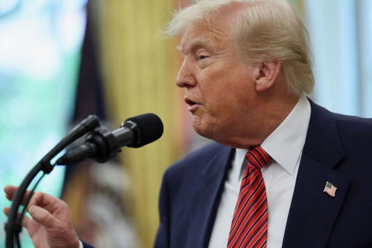 Trump, ABD Merkez Bankası'nın faiz oranlarını sabitlemesinden bir gün sonra Fed Başkanını eleştirdi.