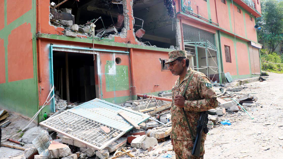 Enfrentamientos mortales entre India y Pakistán en Cachemira avivan la tensión nuevamente.
